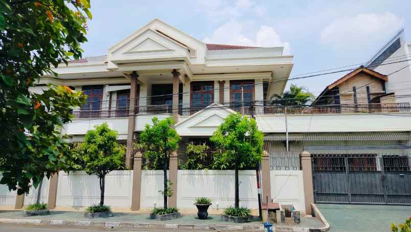 dijual rumah nginden intan