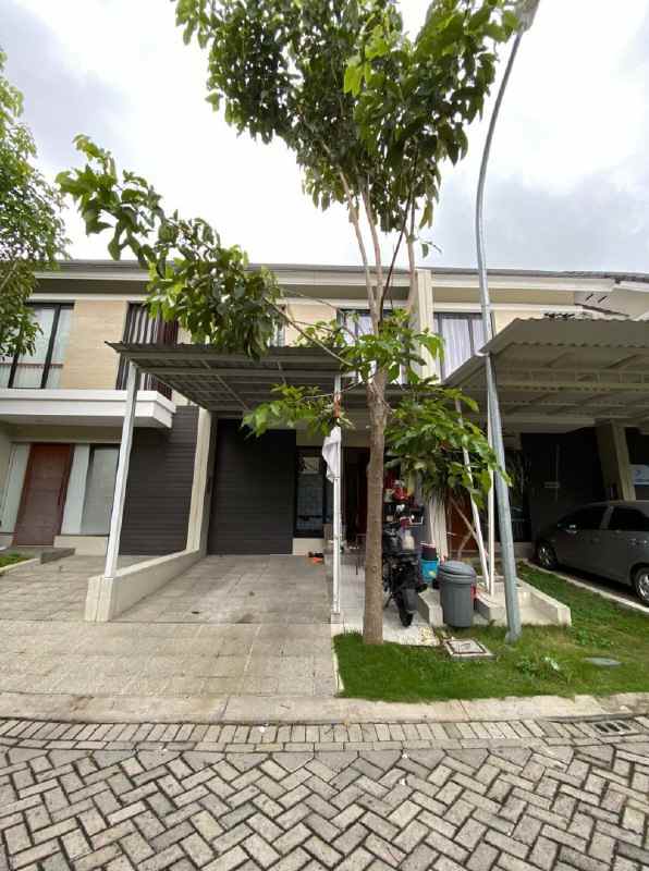 dijual rumah north west lake citraland