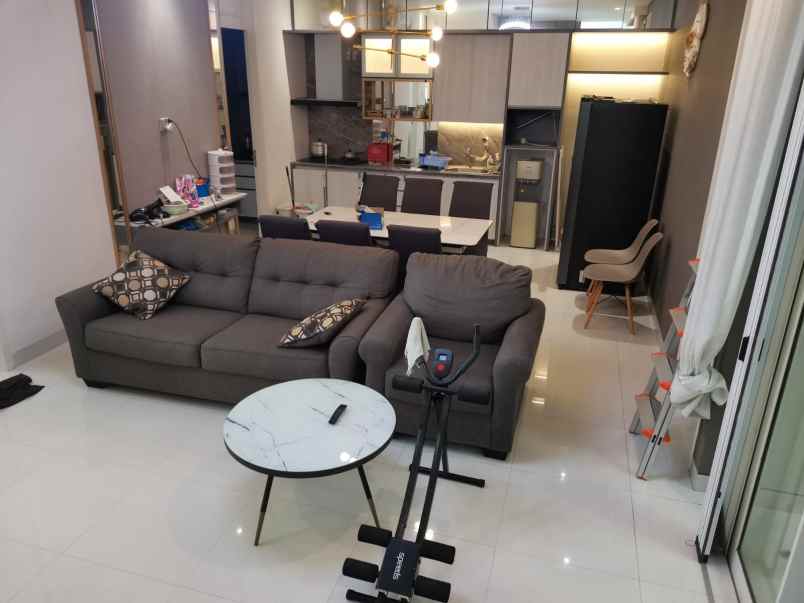 dijual rumah pakuwon city