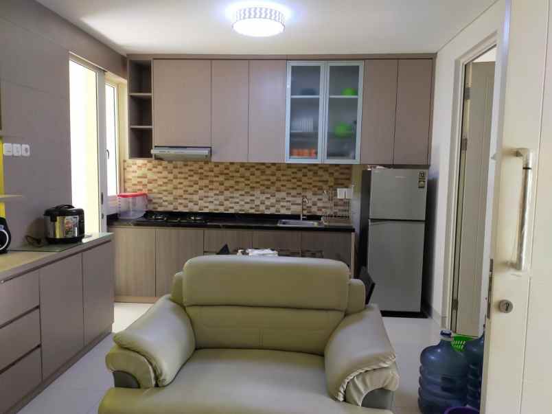 dijual rumah pakuwon city