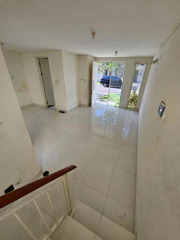 dijual rumah perumahan grand pakuwon