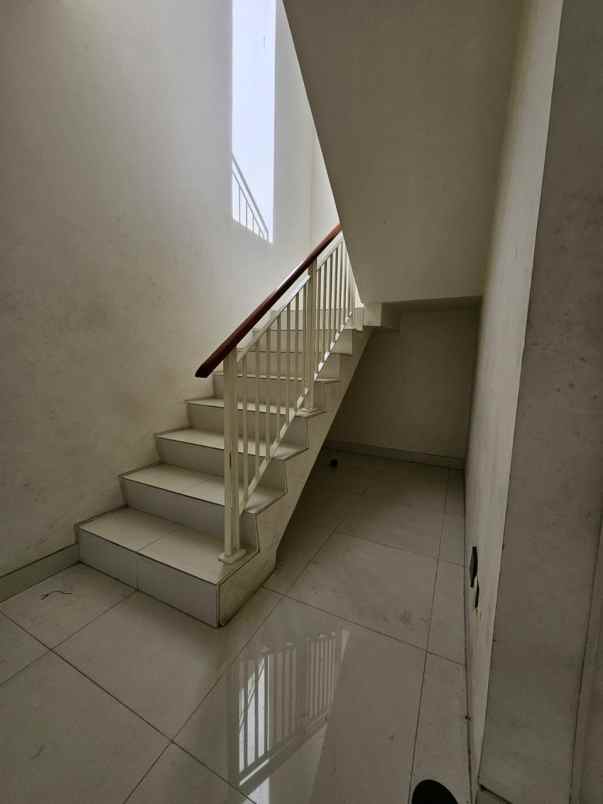 dijual rumah perumahan grand pakuwon