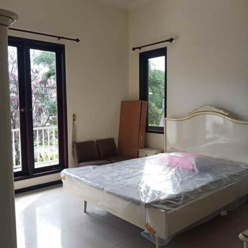 dijual rumah raya boulevard araya