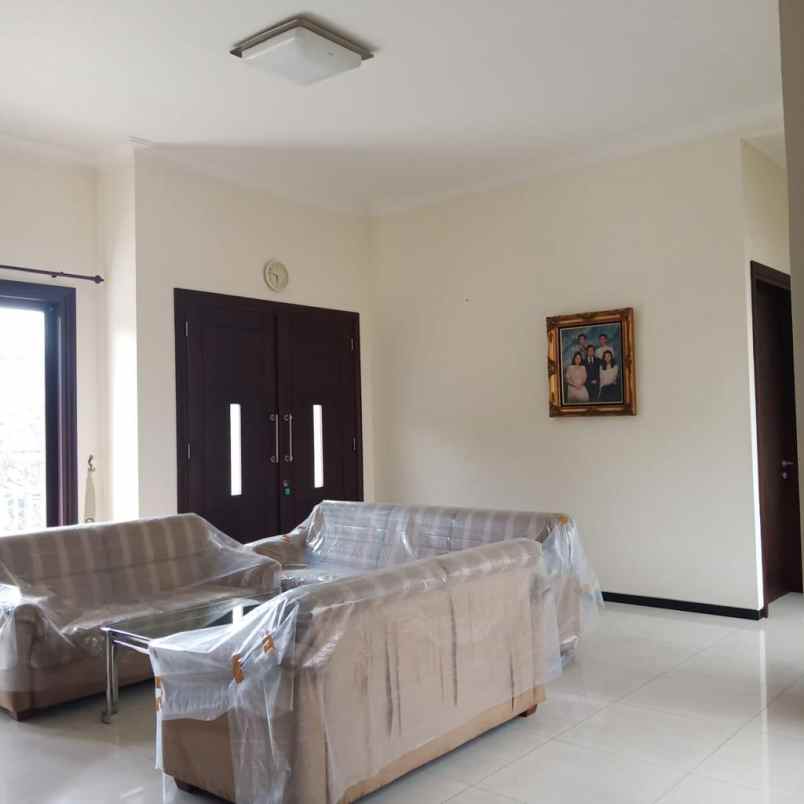 dijual rumah raya boulevard araya