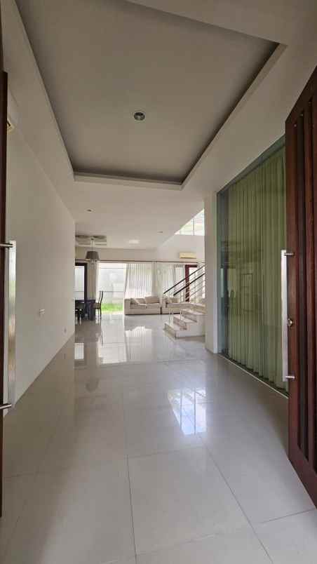 dijual rumah royal residence