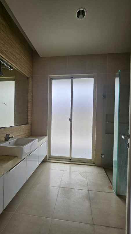 dijual rumah royal residence