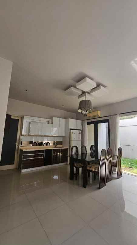 dijual rumah royal residence