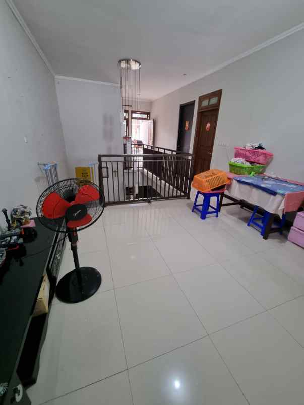 dijual rumah semolowaru