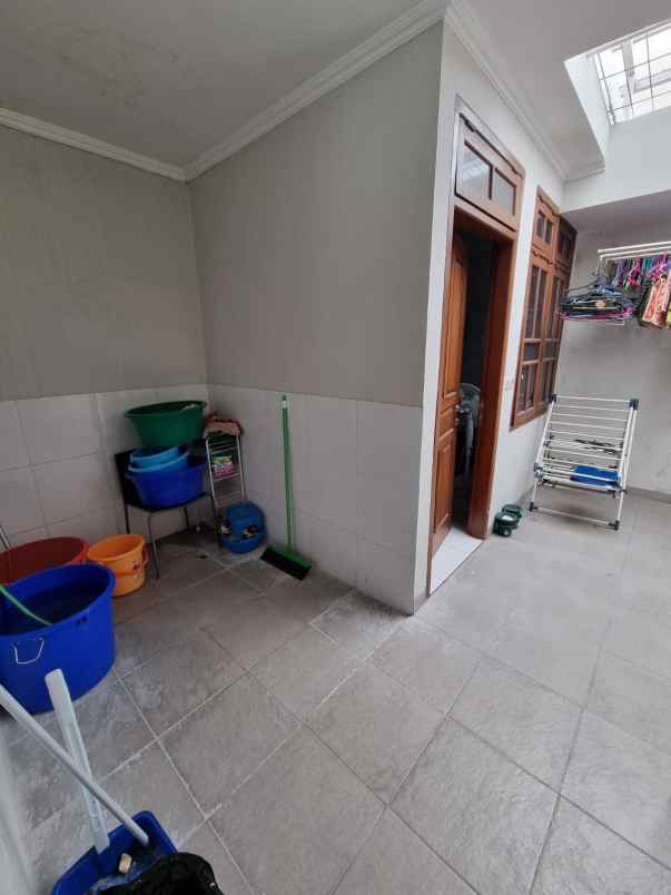 dijual rumah semolowaru