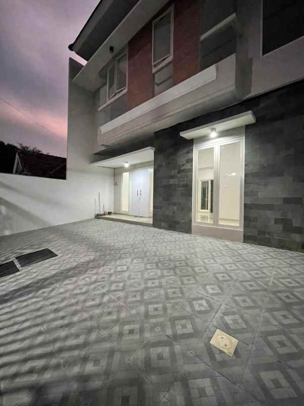 dijual rumah sutorejo prima