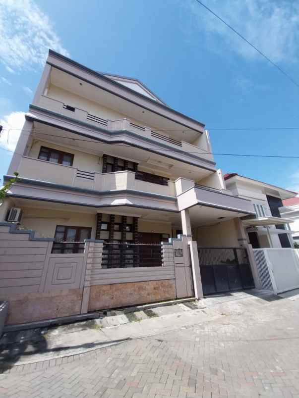 dijual rumah sutorejo utara