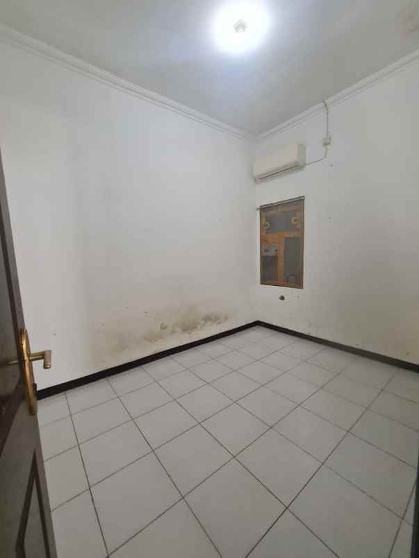 dijual rumah tenggilis utara