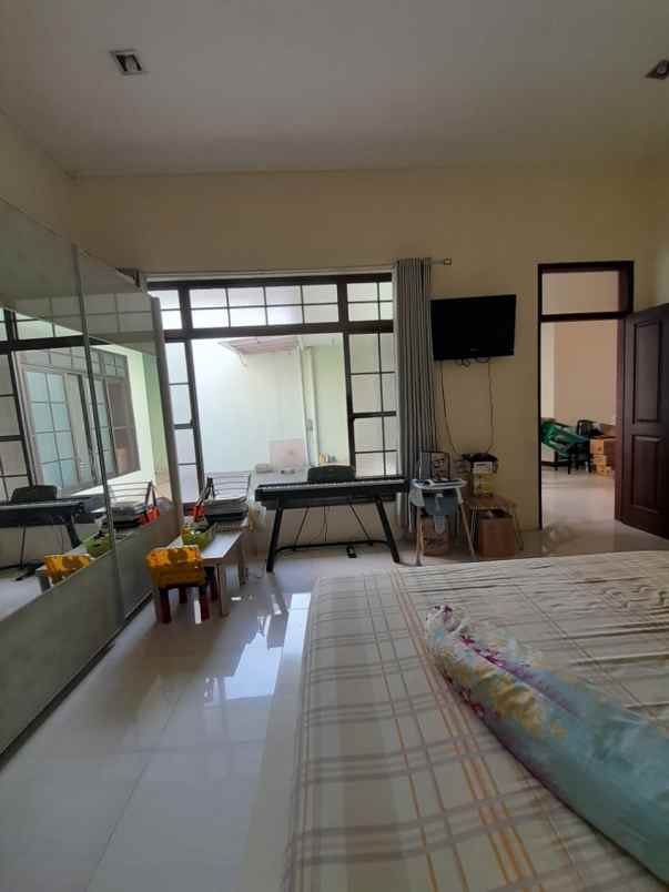 dijual rumah villa bukit mas