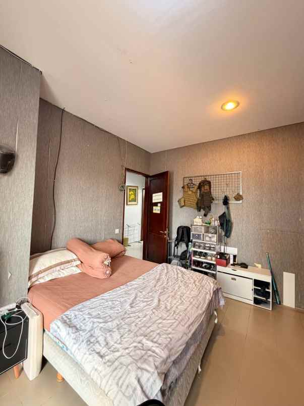 dijual rumah villa pondok indah