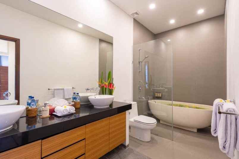 dijual vila lantai 2 seminyak bali