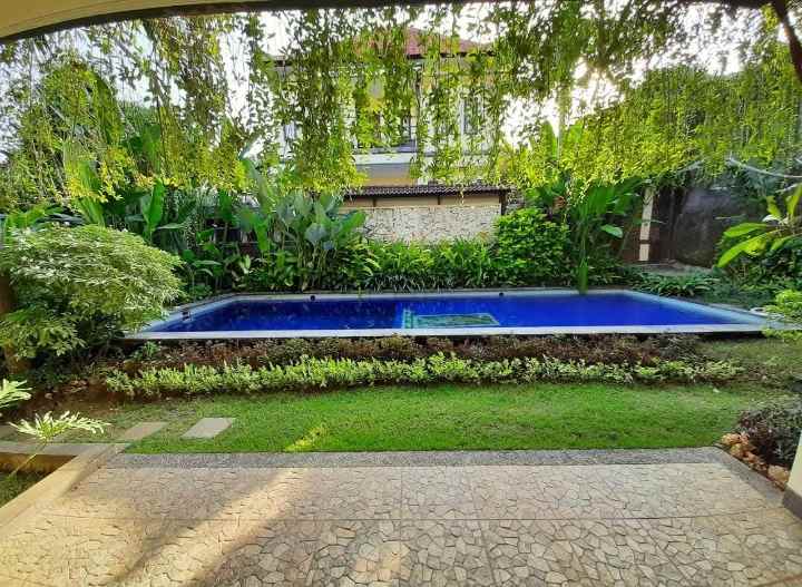 dijual villa halaman luas taman mumbul nusa dua bali