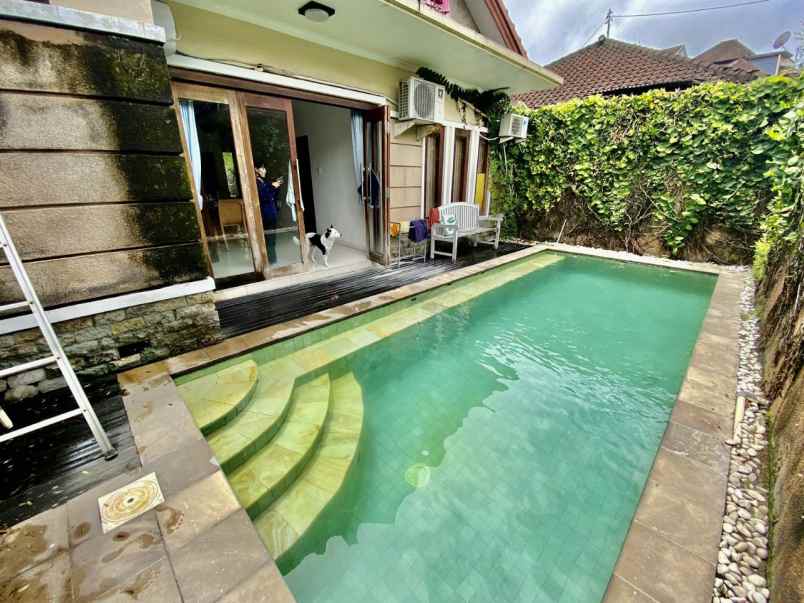 dijual villa jalan padang griya