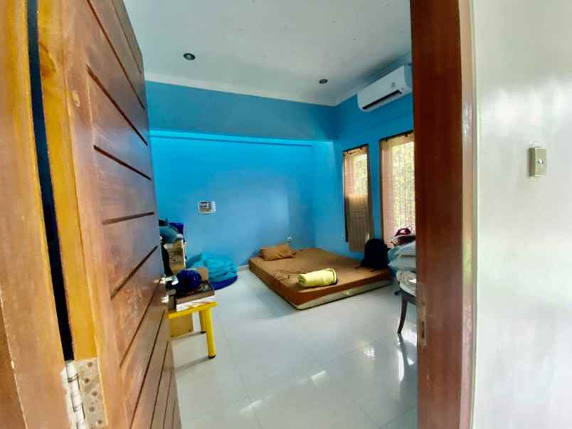 dijual villa jalan padang griya