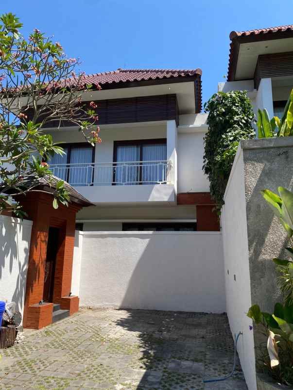 dijual villa lantai 2 lokasi pererenan canggu