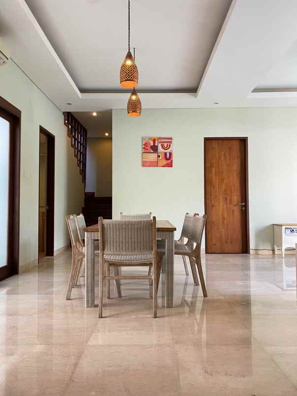 dijual villa lantai 2 lokasi pererenan canggu