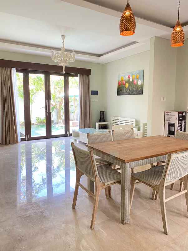 dijual villa lantai 2 lokasi pererenan canggu