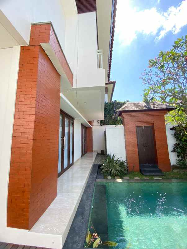 dijual villa lantai 2 lokasi pererenan canggu