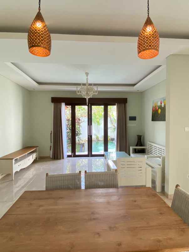 dijual villa lantai 2 lokasi pererenan canggu