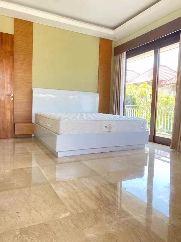 dijual villa lantai 2 lokasi pererenan canggu