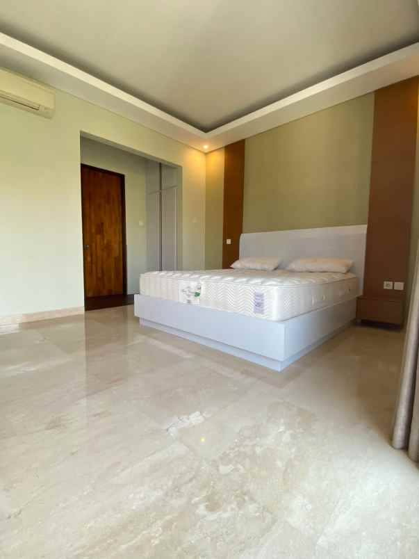 dijual villa lantai 2 lokasi pererenan canggu