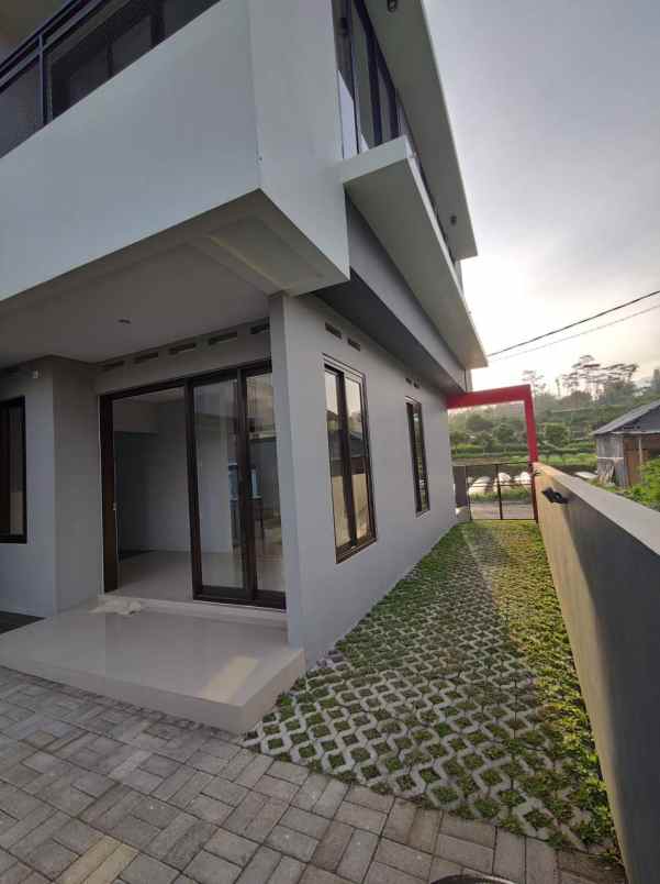 dijual villa mewah di kota malang