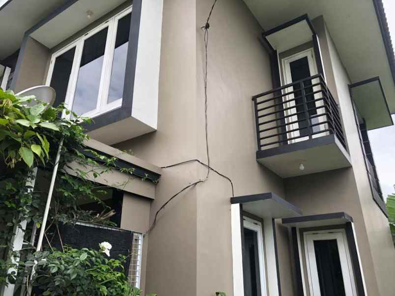 dijual villa tulungrejo