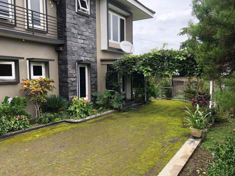 dijual villa tulungrejo