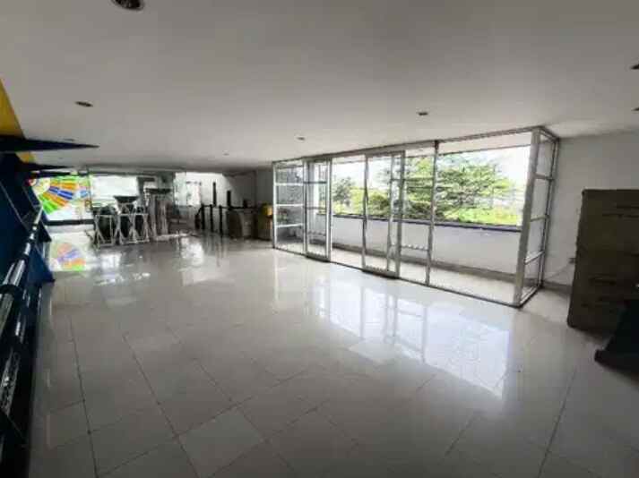 gedung showroom pusat kota