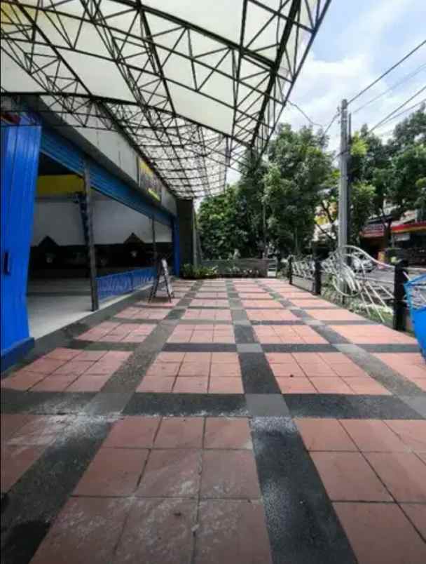gedung showroom pusat kota