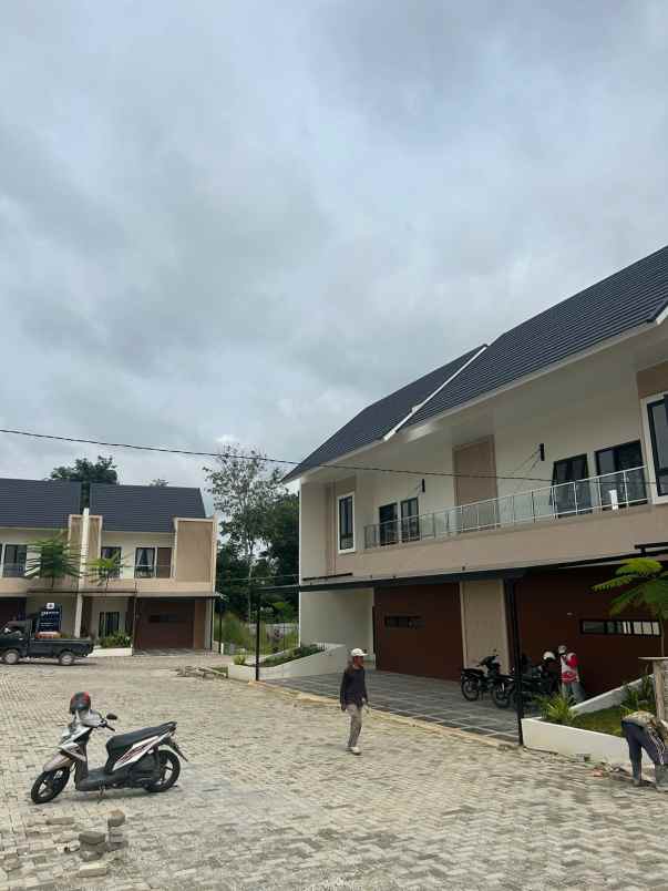 hunian asian tropis 2 lantai di pekanbaru
