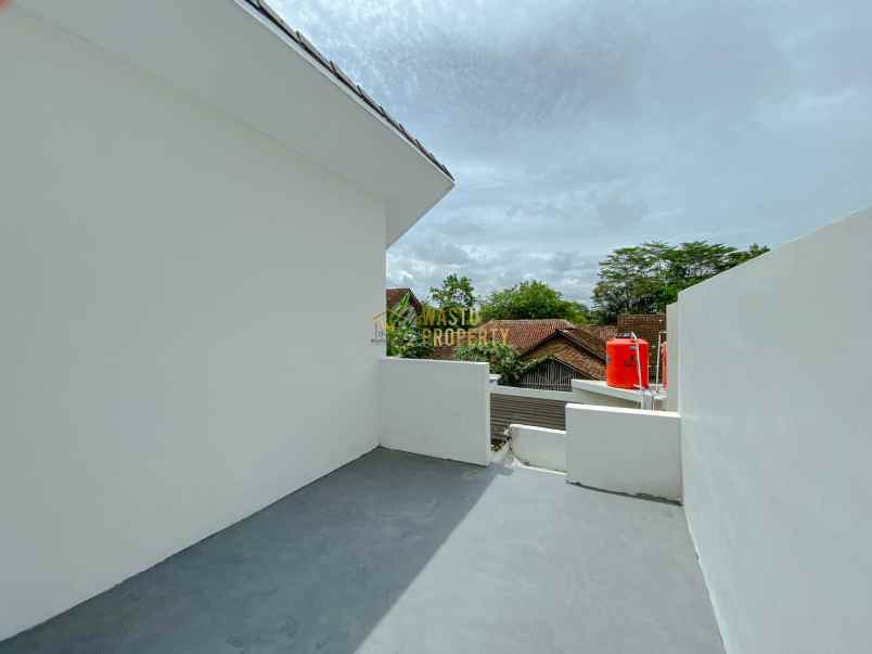 hunian rooftop stylish dengan carport dan smart lock