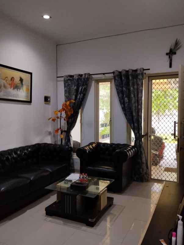 row jalan lebar rumah pakuwon city 2 lantai siap huni