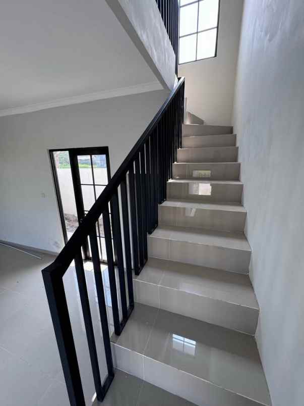 rumah 2 lantai classic modern lokasi sukun