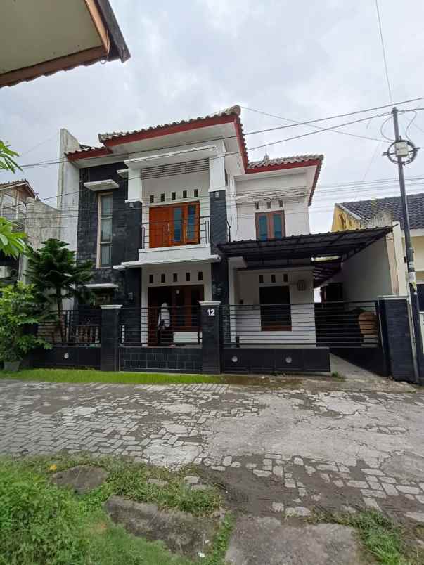 rumah 2 lantai dalam perumahan di palagan km 9