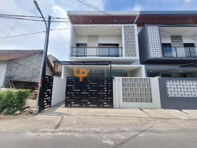 rumah 2 lantai harga 1 4m 8 menit ke rumah sakit jih