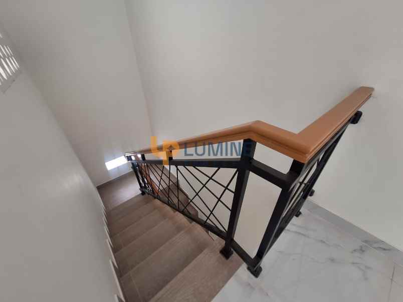 rumah 2 lantai harga 1 4m 8 menit ke rumah sakit jih