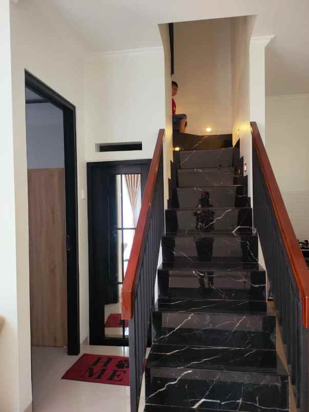 rumah 2 lantai modern tropis di tugu cimanggis depok