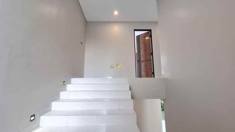 rumah 2 lantai siap huni 10 menit ke kampus upn jogja