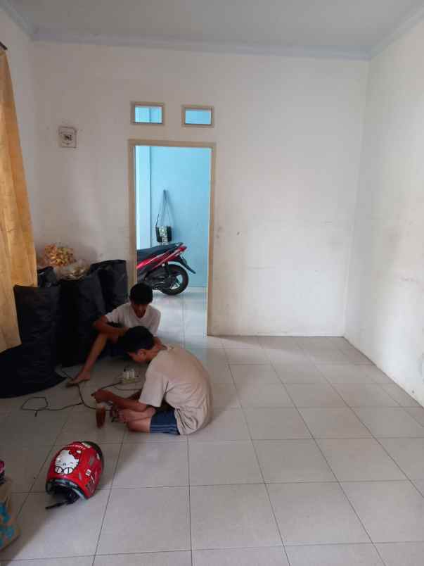 rumah 5 kamar ada kiosnya dekat tol serang timur