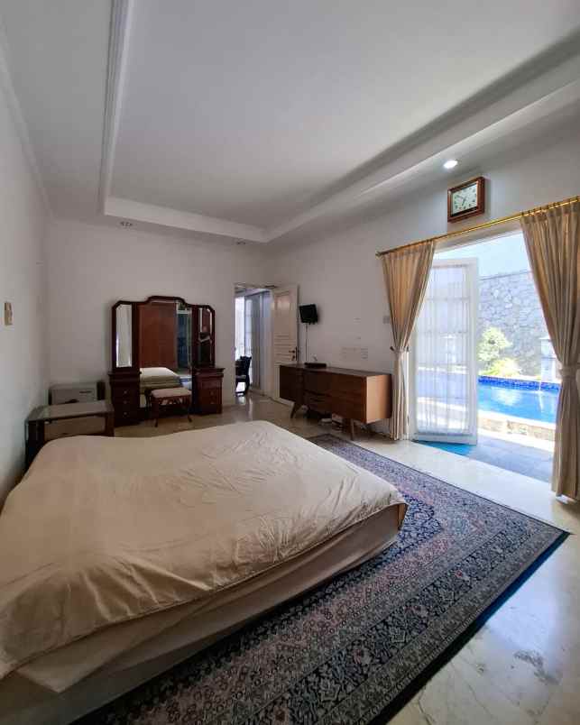 rumah asri plus private pool di cipete jaksel