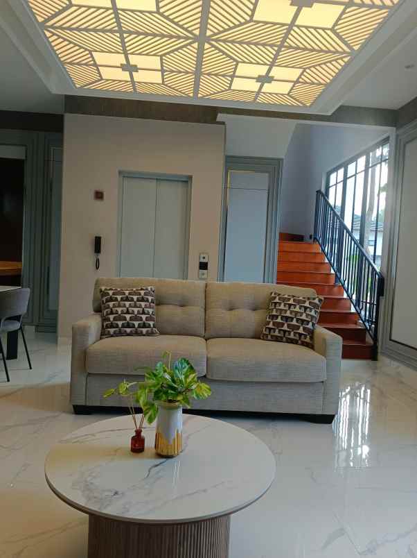 rumah baru american classic di pesanggrahan jaksel