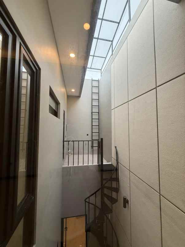 rumah baru estetik manyar kertoadi surabaya lt 150m2