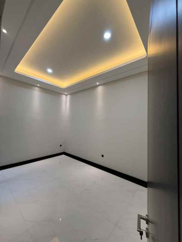 rumah baru estetik manyar kertoadi surabaya lt 150m2