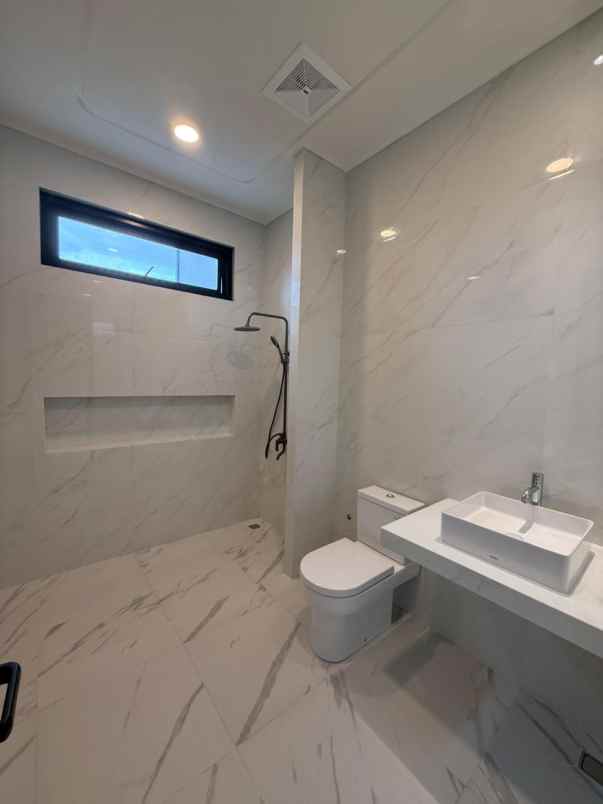 rumah baru estetik manyar kertoadi surabaya lt 150m2