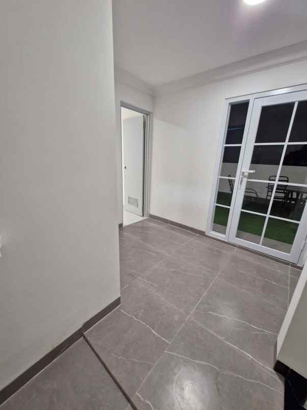 rumah baru modern klasik di joglo kembangan jakbar